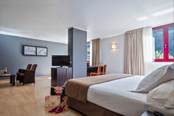 Hotel_Arthotel_01-Suite_Room_02-min